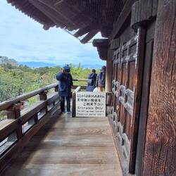 auf der Galerie des riesigen Eingangstors zum Nanzen-ji-Tempel