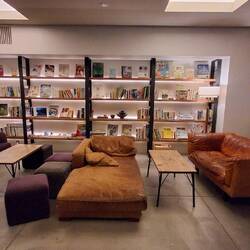 im Foyer des Piece-Hostels - gute Buchauswahl