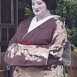 Fotoshooting vor dem Tor: Vielleicht ein Kabuki-Schauspieler?