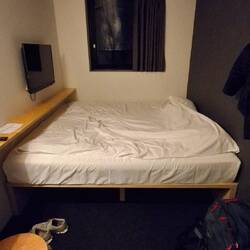 mein kleines Zimmer im 3. Stock mit riesigem Bett - Dusche im Erdgeschoss
