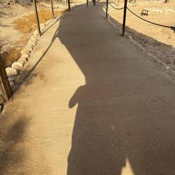 Der Jordan floss damals direkt hier wo wir jetzt stehen. Im Laufe der Jahre verlagerte er das Bett.