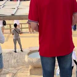 Das Geratter im Hintergrund kein Maschinengeweht, es ist ein Akkuschrauber 😁