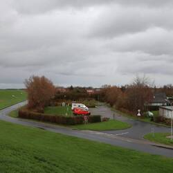 Stellplatz, Wind geschützt hinter dem Deich.
