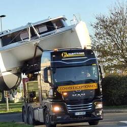 Ein Katamaran Transport, bei dem das Schiff geschwenkt werden kann