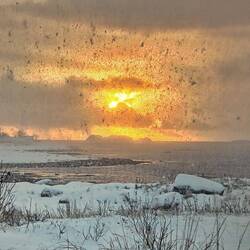 Sonnendrama mit Schneefall beim Schneeschippen