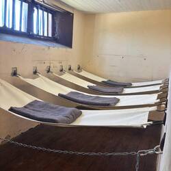 4 Hängematten und ein Eimer für muss mal (die 5 Hängematte ist auf dem Foto nicht zu sehen)