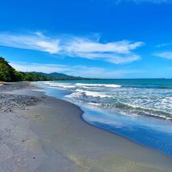 Playa Negro (wg. schwarzem Sand)