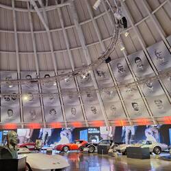 Der Boden dieser Halle brach vor Jahren ein und verschluckte die Autos