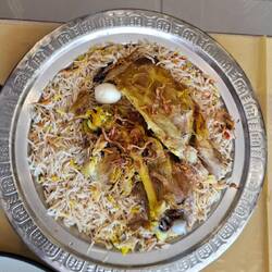 Chicken Mandi im indischen Restaurant, von denen es viele hier gibt.