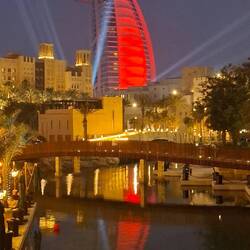 Luxushotel Burj al Arab - in kitschiger Abend-Beleuchtung