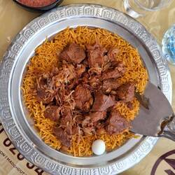 Kamelgoulasch. Etwas trocken, aber nicht zäh.