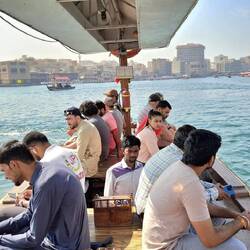 Abenteuerliche kleine Fähren setzen über den Creek