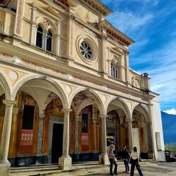 ... zur imposanten Kirche ...