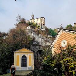 ... die Wallfahrtskirche Madonna del Sasso.