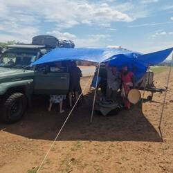 Bei Aufbau, die erste Frau aus dem Dorf bietet Hilfe an