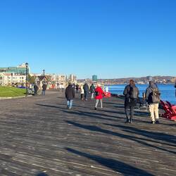 Boardwalk mit Kreuzfahrer