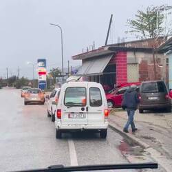 ..viel los beim Greisler😆 in Albanien ganz normal so zu parken 🙃