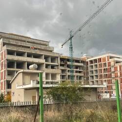 ..überall, vor allem in Küsten nähe wird gebaut..