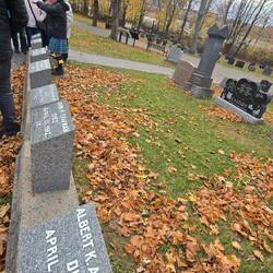 Man beachte den Kilt unseres Guides