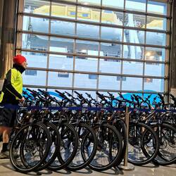 Die Radfahrer dürfen daher auch drin auf den Start warten 😁