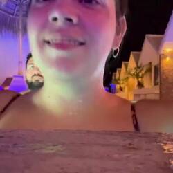 Eine Frau an der Bar hat mit dem Papagei gesprochen