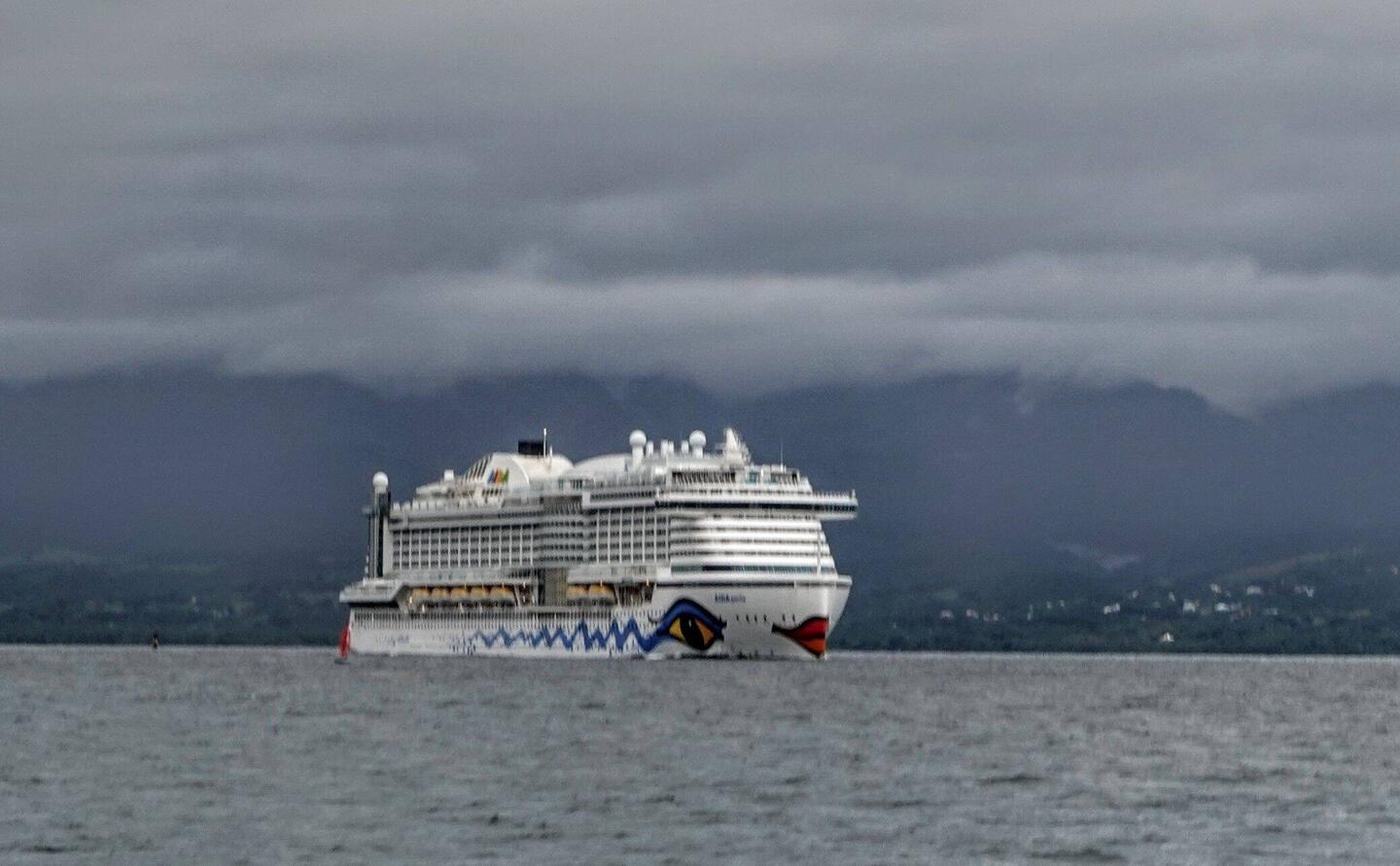 Bei der Ausfahrt aus dem Hafen begegnete uns die AIDA perla