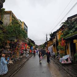 In der Altstadt von Hoi An. Markenzeichen sind die kleinen Laternen ☺️