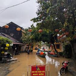 Die Bewohner werden hier kreativ und setzen Boote ein ☺️