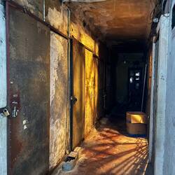 Links eher Zellenblock. Heute überwiegend Lagerräume