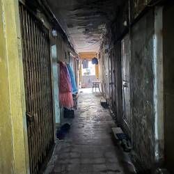 Rechts Wohneinheiten mit Küche und Bad im gegenüberliegenden Raum