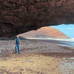 Imposant - genau gesagt ein erdrückendes Gefühl - unter dem riesen Bogen zu stehen