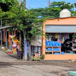 Ein paar Mini-Märkte, paar kleine Restaurants am Strand und das war's