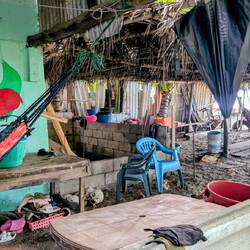 Vor dem Ort große Anlagen, im Ort ziemlich ärmlich