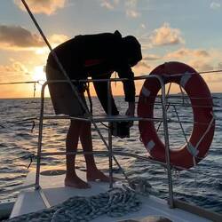Kurz bevor die Sonne untergeht wird das Positionslicht wieder zusammengesetzt.