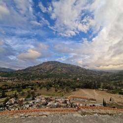 Mein aufgenommenes Bild... (rechts in der Ecke hinter den Wolken liegt der Huascarán)