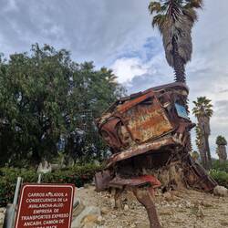 3 verschiedene ineinander verkeilte Autos bzw. ein Bus