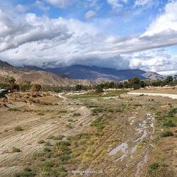 Im trockenen Flussbett sind Spuren von Wasser zu sehen