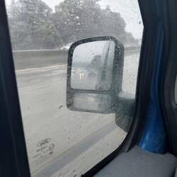 Aber die Amis fahren auch da noch ohne Licht.