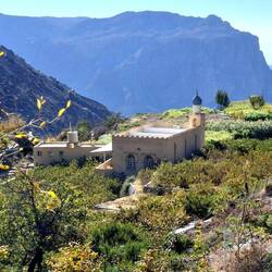 Kleine Moschee im Grünen.