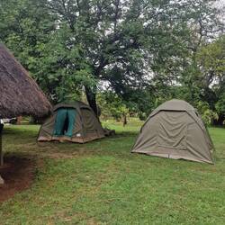 Zum Glück konnten wir die Zelte noch im trockenen aufbauen