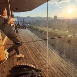 "Selfie" vor großer Spiegelwand auf der Aussichtsplattform