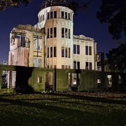 der nächtlich angestrahlte A-Bombendom