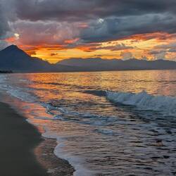 Schöner Sonnenuntergang am Abend