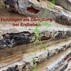 Clevere Bauweise! Erdbeben sicher durch Holz"Stoßdämpfer"