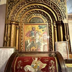 Die Reliquienschreine der koptischen Heiligen. Bild oben, unten die Asche des Heiligen in Samt.