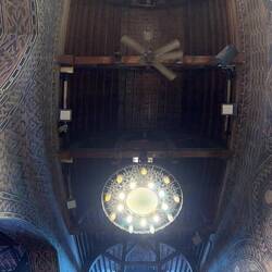 Die Kirche ist prächtig. Die Decke aus Holz symbolisiert die Arche Noah!