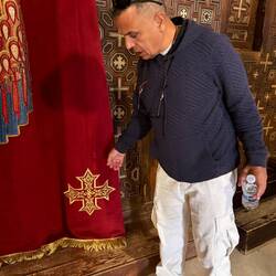 Das koptische Kreuz: 4 gleichlange Arme mit je 3 Zacken: 4x3=12 für 12 Apostel.