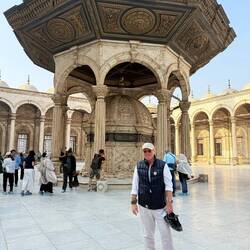 ...und schon ging's rein in die Zitadele, die auch eine Mosche hat (deshalb Schuhe aus, Hose lang)