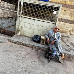 ...ein altes Handwerk sucht nach Kundschaft. Schuhputzer bei richtungsweisender Marketing Aktion