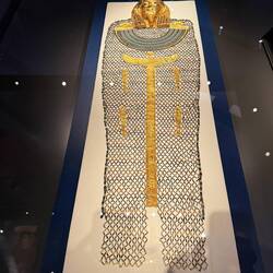 Das letzt Hemd hat keine Taschen. Aber ein bisschen Gold darf's sein.